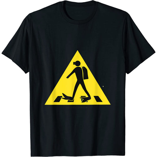 Buceador cruzando la carretera en equipo de buceo completo T-Shirt
