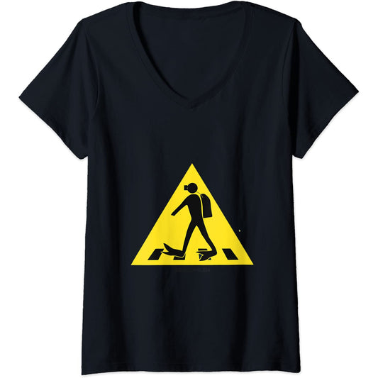 Buceador cruzando la carretera en equipo de buceo completo V-Neck T-Shirt