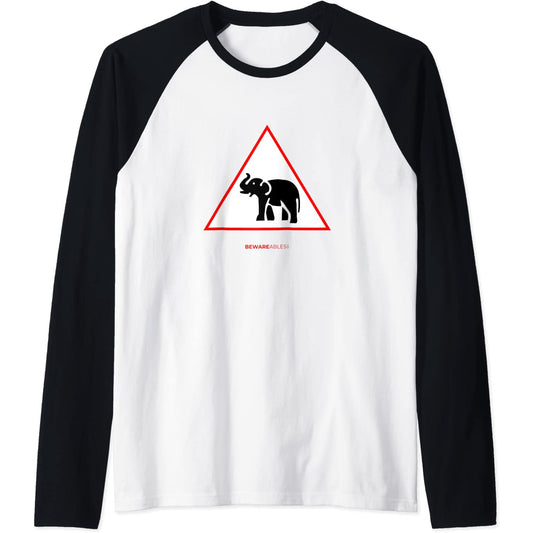 Elefante cruzando divertida señal de tráfico paquidermo Raglan T-Shirt