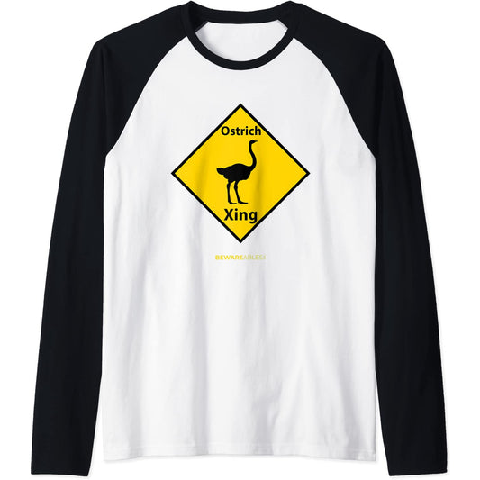 Avestruz cruzando una divertida señal de tráfico Raglan T-Shirt