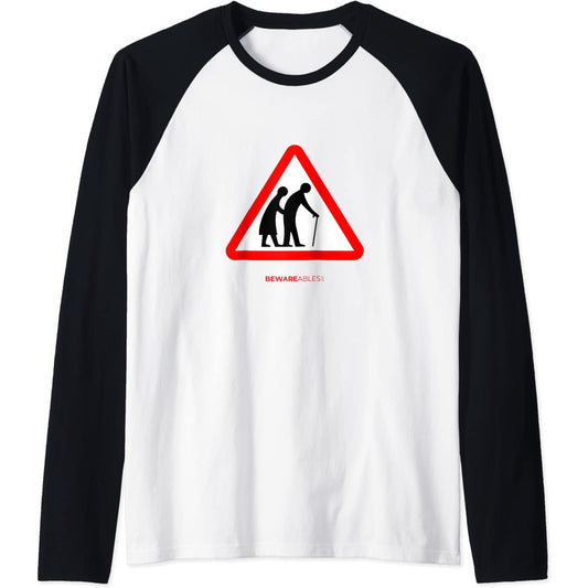 Personas mayores cruzando a los ancianos signo divertido Raglan T-Shirt
