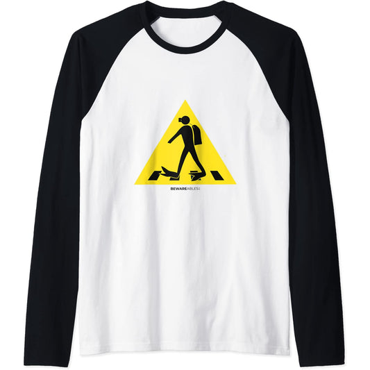 Buceador cruzando la carretera en equipo de buceo completo Raglan T-Shirt