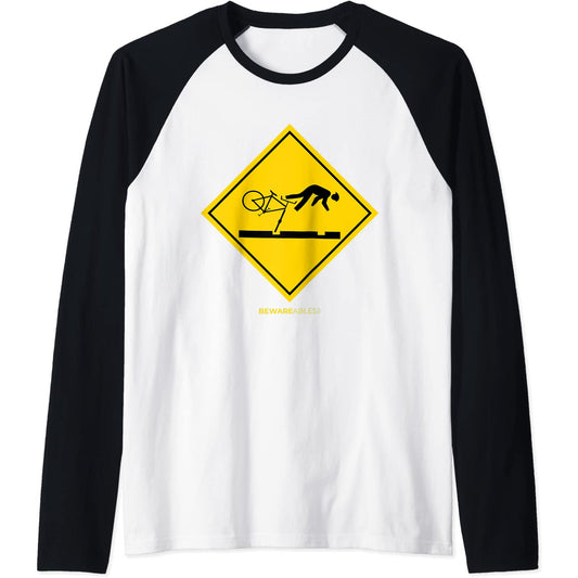 Caída de ciclistas por delante señal de precaución divertido Raglan T-Shirt