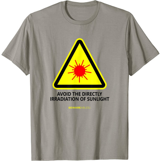 Lustige Übersetzung: Vermeide es, direkt ins Sonnenlicht zu T-Shirt